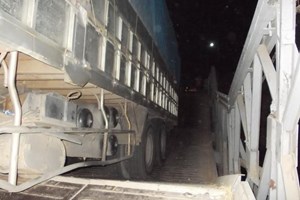 An Giang  Xe tải 50 tấn làm gãy 2 nhịp cầu tạm, gây ách tắc giao thông